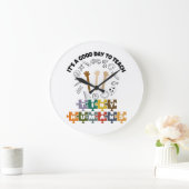 1/4, es ist ein guter Tag, winzige Menschen zu unt Große Wanduhr (Zuhause)