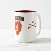 1/501 4. 25. Infanterie-Tasse BCT (Abn) Zweifarbige Tasse (VorderseiteRechts)