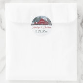 1.5" Roter Stall im Winter Wedding Gefälligkeitsau Runder Aufkleber (Tasche)