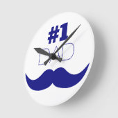 #1 Dad Blue Mustache - Number One Runde Wanduhr (Winkel)