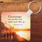 1 Die Thessaloniker 5:11 ermuntern einander zur Bi Schlüsselanhänger (Rückseite)