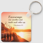 1 Die Thessaloniker 5:11 ermuntern einander zur Bi Schlüsselanhänger (Rückseite)