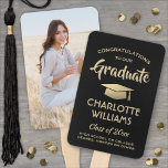 1 Foto Abschluss Glückwunsch Moderne Schwarz und G Fächer<br><div class="desc">Fügen Sie eine coole personalisierte Touch zu einer Uni oder High School Abitur Party mit diesen individuellen Foto Schwarz-Gold-Fans. Design zeigt ein Bild des Absolventen, stilvolle moderne Typografie, handgeschriebene Schriftzeichen-Kalligrafie und eine anpassbare Nachricht mit dem Text "Herzlichen Glückwunsch an unseren Absolventen". Der Text am unteren Ende beinhaltet das Klassenzimmer, den...</div>