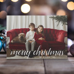 1 Foto Frohe Weihnachtsschrift White Damask Feiertagskarte<br><div class="desc">Verwenden Sie ein horizontales Foto und machen Sie einen einzigartigen und trendigen Frohen Weihnachtsgrüßen mit einem eleganten Damast-Muster auf der Rückseite. Die Begrüßung wird in einer modernen, unbedruckten Kalligraphie gezeigt, die sich ändern lässt, um Ihrem LieblingsSprichwort zu entsprechen. Das einfache und minimale Design unterstreicht Ihr Foto. Wenn Sie etwas bewegen...</div>