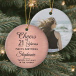 1 Foto JEDER Geburtstag Brushed Pink Rose Gold Run Keramik Ornament<br><div class="desc">Herzlichen Glückwunsch zum Geburtstag! Feiern Sie einen fröhlichen Geburtstag für sie mit einem individuellen Foto in Rosa und schwarz in runder Keramik. Alle Formulierungen auf dieser Vorlage (einschließlich "Cheers to 21 Years") sind für einen 21. Geburtstag Set, können aber für jedes Jahr oder jede Art von Veranstaltung einfach personalisiert werden....</div>