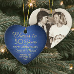 1 Foto JEDER Jubiläum Cheers Blue and Gold Heart Keramik Ornament<br><div class="desc">Glücklicher Jahrestag! Feiern Sie jedes Jahr Hochzeitstag mit einem maßgeschneiderten Foto Blau und Gold herzförmigen Keramik Ornament. Bild, Anzahl der Jahre, Paarnamen und Ehedatum auf dieser Vorlage sind einfach zu personalisieren. Das Design besticht durch marineblaue Imitate mit gebürstetem metallischem Hintergrund, Typografie im Stil Vintager Kunst im Deko, elegante Schriftzeichen und...</div>