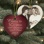 1 Foto JEDER Jubiläum Cheers Red and Gold Heart Keramik Ornament<br><div class="desc">Glücklicher Jahrestag! Feiern Sie jedes Jahr Hochzeitstag mit einem maßgeschneiderten Foto rot-goldförmigen Keramik-Ornament. Bild, Anzahl der Jahre, Paarnamen und Ehedatum auf dieser Vorlage sind einfach zu personalisieren. Das Design besticht durch bordeauxrote Imitate mit gebürstetem metallischem Hintergrund, Typografie im Stil eines Vintagen Deko, elegante Schriftzeichen und ein Foto Ihrer Wahl. Dieses...</div>
