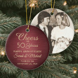 1 Foto JEDER Jubiläumsjubiläumsjubiläum Rot & Gold Keramik Ornament<br><div class="desc">Glücklicher Jahrestag! Feiern Sie jedes Jahr Hochzeitstag mit einem maßgeschneiderten Foto Rot und Gold rund Keramik Ornament. Bild, Anzahl der Jahre, Paarnamen und Ehedatum auf dieser Vorlage sind einfach zu personalisieren. Das Design besticht durch bordeauxrote Imitate mit gebürstetem metallischem Hintergrund, Typografie im Stil eines Vintagen Deko, elegante Schriftzeichen und ein...</div>