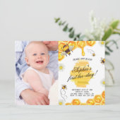 1. Geburtstag Bee Honey Girl Erstes Foto Einladung (Stehend Vorderseite)