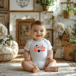 1. Halloween-Spinne orange Typografie Hexe Baby Strampler