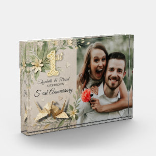 1. Hochzeitspapier-Jubiläum Papercut-Kran Foto