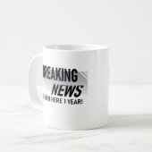 1 Jahr Arbeit Jahrestag Breaking News Mitarbeiter Kaffeetasse (Vorderseite Links)