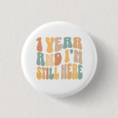 1 Jahr und ich bin immer noch hier 1. Arbeitsjubil Button (Vorderseite)