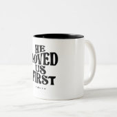 1 John 4:19 Er liebte uns zuerst - Christliches Zi Zweifarbige Tasse (VorderseiteRechts)