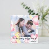 1 John 4:19 Valentinstag Watercolor Heart's Feiertagskarte (Stehend Vorderseite)