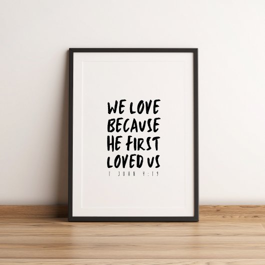 1 John 4:19 Wir Liebe, weil er uns zum ersten Mal  Poster