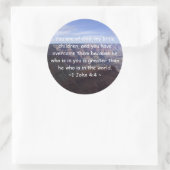 1. John 4:4 Runder Aufkleber (Tasche)