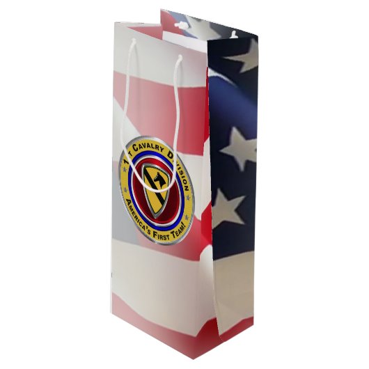 1. Kavalleriedivision "First Team" Geschenktüte Für Weinflaschen (Vorderseite Schrägansicht)