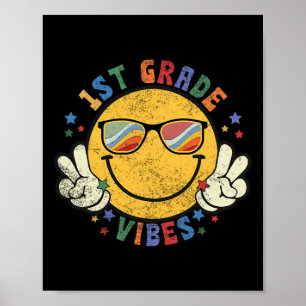 1. Klasse Vibes Glückliches Gesicht Lächeln Gesche Poster