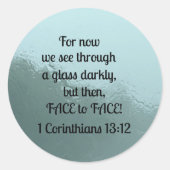 1 Korinther 13:12 Denn jetzt sehen wir durch ein G Runder Aufkleber (Vorderseite)