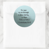 1 Korinther 13:12 Denn jetzt sehen wir durch ein G Runder Aufkleber (Tasche)