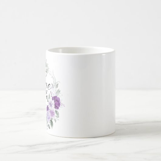1 Korinther 13:4 Liebe ist Patient Violet Floral Kaffeetasse (Mittel)