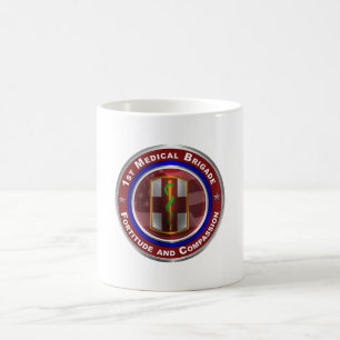 1. Medizinische Brigade Tasse halten