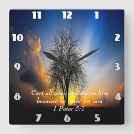 1 Peter 5:7 Baum in einem Feld mit blauem Himmel Quadratische Wanduhr