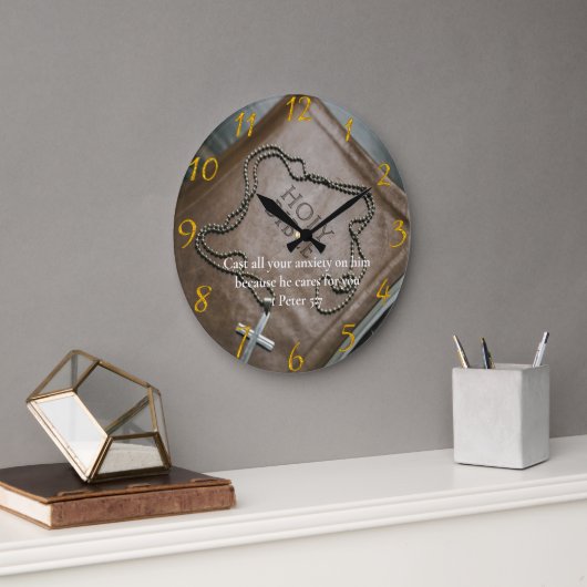 1 Peter 5:7 Heilige Bibel mit Kreuz Große Wanduhr (Büro)