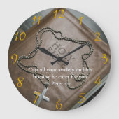 1 Peter 5:7 Heilige Bibel mit Kreuz Große Wanduhr (Vorderseite)