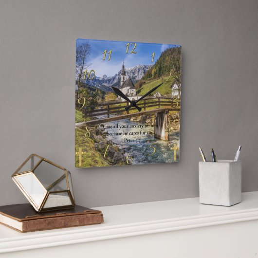 1 Peter 5:7 Kirche in der Nähe des Berges mit Flus Quadratische Wanduhr (Büro)