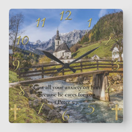 1 Peter 5:7 Kirche in der Nähe des Berges Quadratische Wanduhr
