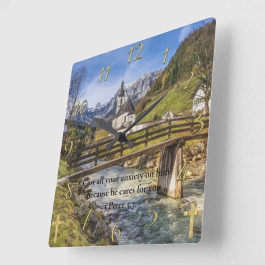 1 Peter 5:7 Kirche in der Nähe des Berges Quadratische Wanduhr (Winkel)