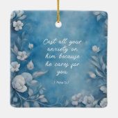 1. Petrus 5,7 „Alle eure Sorge“ Blaue Blumen Keramikornament (Rückseite)