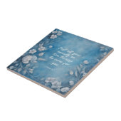 1. Petrus 5,7 „Werft alle eure Angst“ Blaue Blumen Fliese (Seite)