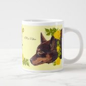 1 Rot, 1 schwarzer australischer Kelpie auf gelben Jumbo-Tasse (Rechts)