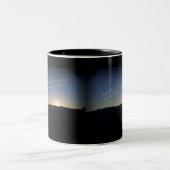 1 Samuel 15:22 Sonnenuntergang Schwarze Grenze Zweifarbige Tasse (Mittel)