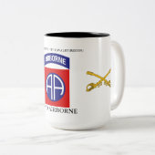 1. SQUADRON 17. CAVALRY(RECON) 82ND IM FLUGZEUG ZWEIFARBIGE TASSE (VorderseiteRechts)