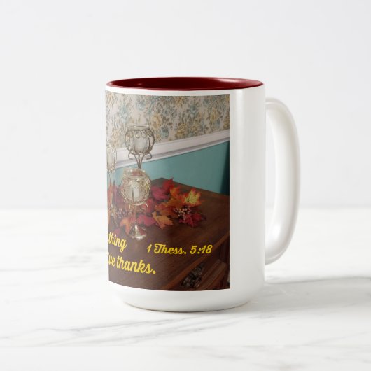 1 Thessaloniker 5:18 In allem danke. Zweifarbige Tasse (VorderseiteRechts)