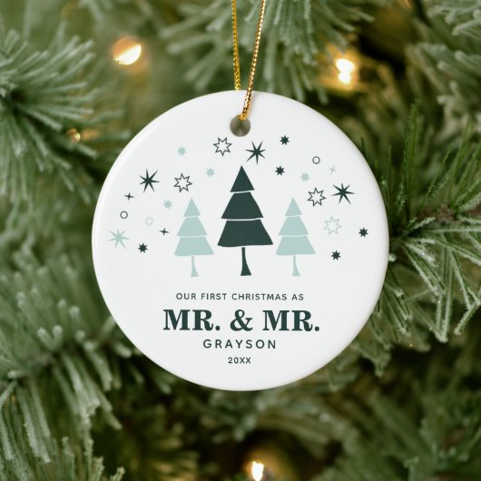 1. Weihnachten als Mr. & Mr. Personalisiert Snowy  Keramik Ornament (Baum)