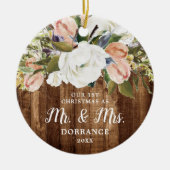 1. Weihnachten als Mr. & Mrs. Personalisiert Rusti Keramik Ornament (Vorne)