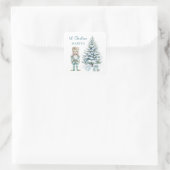 1. Weihnachts Blue Nutcracker Snowy Tree Quadratischer Aufkleber (Tasche)