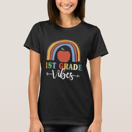 1st Grade Teacher Vibes Rainbow Instructor Educato T-Shirt (Vorderseite)