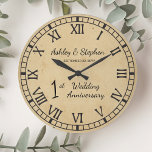 1st Wedding Anniversary Große Wanduhr<br><div class="desc">Das klassische Geschenk für den ersten Jahrestag ist Papier. In diesem Sinne haben wir dieses rustikale Imitat in modernem Design zum ersten Jahrestag mit römischen Ziffern, Ihren Namen und Hochzeitsdatum geschaffen. Composite Design von Holiday Hearts Designs (Rechte vorbehalten). Wenn Sie vor dem Kauf irgendwelche Fragen haben oder Hilfe beim Design...</div>