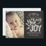 2013 KARTENZEIGE | Chalkboard Peace, Liebe 2012 Feiertagskarte<br><div class="desc">DIE VERSION 2013 DIESER KARTE IST JETZT VERFÜGBAR. KLICKEN SIE AUF DAS KLEINE GRAFIK OBIG, UM ZUR PRODUKTSEITE ZU GEHEN, UM DIESE FERIENKARTE ZU PERSONALISIEREN UND ZU ERWERBEN. Dieses trendige Weihnachts-Flachbild-Design von The Gepunktet Olive zeichnet sich durch eine Chalkboard-Typografie mit den Worten "Wünscht Ihnen & Ihren Frieden, Liebe und Freude...</div>