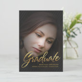 2019 Graduate Gold Script Full Foto Overlay Einladung (Stehend Vorderseite)