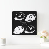 2019 Schwarz-Weiß-Typografie Jahr oder Text hinzuf Quadratische Wanduhr (Zuhause)