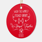 2020 Covid Couple Romantische Weihnachten Keramik Ornament (Links)
