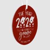 2020 Das Jahr, das wir Gnome Funny Covid Pun Bleib Ornament (Vorderseite)