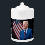2021 Joe Biden US-Präsident Portrait<br><div class="desc">Das Foto erfasst einen Augenblick im Jahr 2021 von Präsident Joe Biden, das Bild ist jetzt eines seiner offiziellen US-Präsidenten-Foto. Sonnenlicht strömt durch ein Fenster und wirft ein warmes Licht auf die Figur eines Biden, der sicher in der Mitte des Rahmens stehend ist. Seine Arme werden überquert, eine Geste, die...</div>